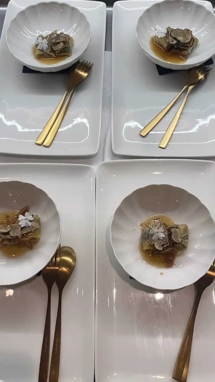 Rekondo Restoranı'nın özel bir sunumuyla, pembe iç dokusuyla dikkat çeken dilimlenmiş etin yanında taze yeşil sebzeler, kremsi bir püre ve zengin koyu sos eşliğinde zarif beyaz bir tabakta servis edilen bu tabak, mekanın yüksek gastronomi anlayışını ve damakları şenlendiren Michelin yıldızlı lezzetlerini görsel bir şölenle yansıtıyor.