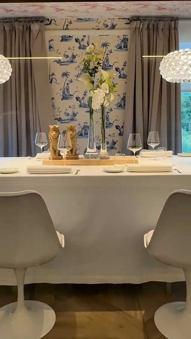 Rekondo restoranının ünlü Bask Mutfağı'nın özgün tatlarını yansıtan, özenle düzenlenmiş, taze malzemelerle hazırlanmış ve modern bir sunumla beyaz bir tabakta servis edilmiş, ağız sulandıran bir ana yemek görüntüsü.