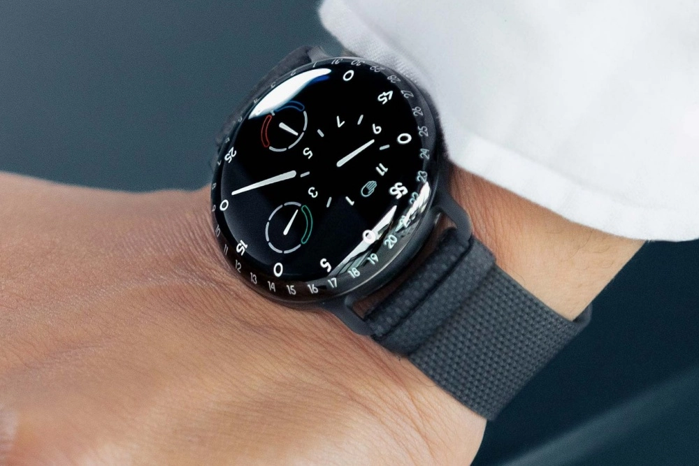 Ressence Type 3 kol saati, sıvı dolu bir kubbenin altında yüzen kadran diskleri ve göstergeleriyle, zamanı gelenekselden çok farklı, benzersiz bir derinlik ve netlikte sergileyen, modern saatçilik inovasyonunun çarpıcı bir örneğidir.