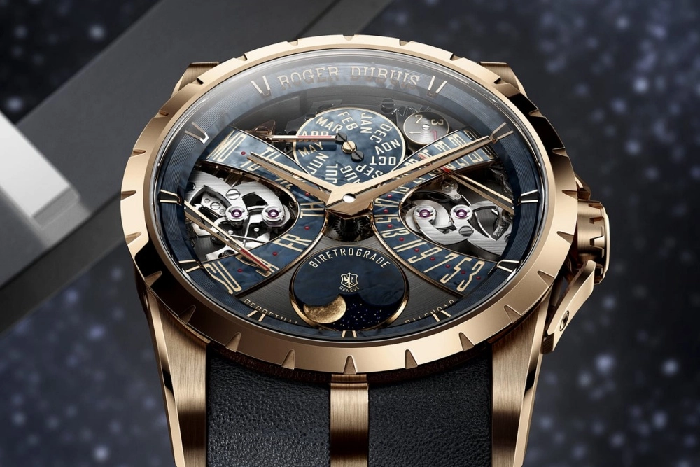 Görkemli iskelet kadranı üzerinden tüm karmaşık mekanizması ve hassas çift retrograd sürekli takvim göstergeleri açıkça görülebilen bu Roger Dubuis Excalibur saati, yüksek mühendislik ve estetiğin mükemmel birleşimini sunuyor.