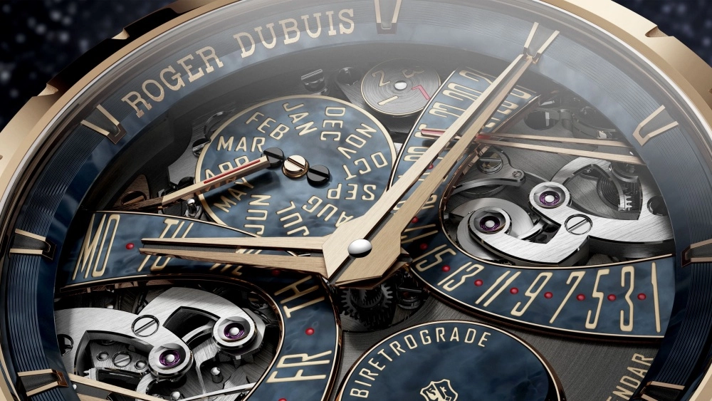 Roger Dubuis Excalibur Biretrograde Perpetual Calendar modelinin çarpıcı yakın çekimi, titizlikle işlenmiş iskelet kadranını, iç içe geçmiş mekanik çarkları, hassas biretrograd gün ve tarih göstergelerini ve karmaşık Ay evresi komplikasyonunu sergileyerek yüksek saatçilik sanatının inceliklerini ortaya koyuyor.