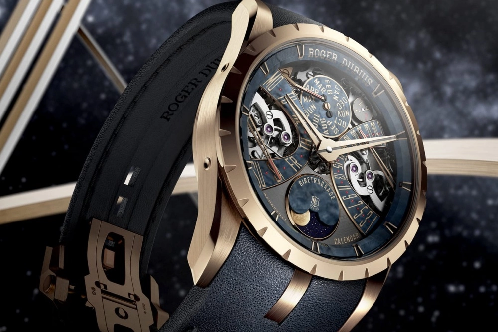Roger Dubuis Excalibur Biretrograde Perpetual Calendar saati, yüksek mühendislik ürünü karmaşık iskelet kadranı üzerinden ters yöne hareket eden gün ve tarih göstergelerini, sürekli takvim mekanizmasını zarifçe sunarken, markanın ayırt edici cesur Excalibur kasası ile lüks saatçilik sanatının modern ve sofistike bir örneğini gözler önüne seriyor.