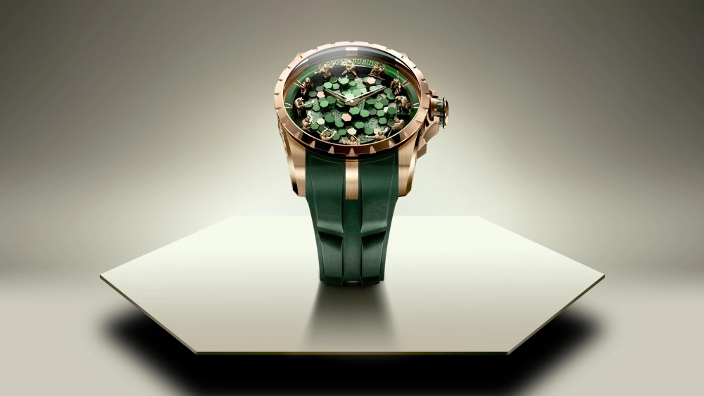 Yuvarlak kadranında on iki minyatür şövalye figürünün merkezdeki taş benzeri masaya kılıçlarını doğrulttuğu, detaylı ve dikkat çekici tasarımıyla Roger Dubuis Knights of the Round Table saati yakın çekimde gösteriliyor.