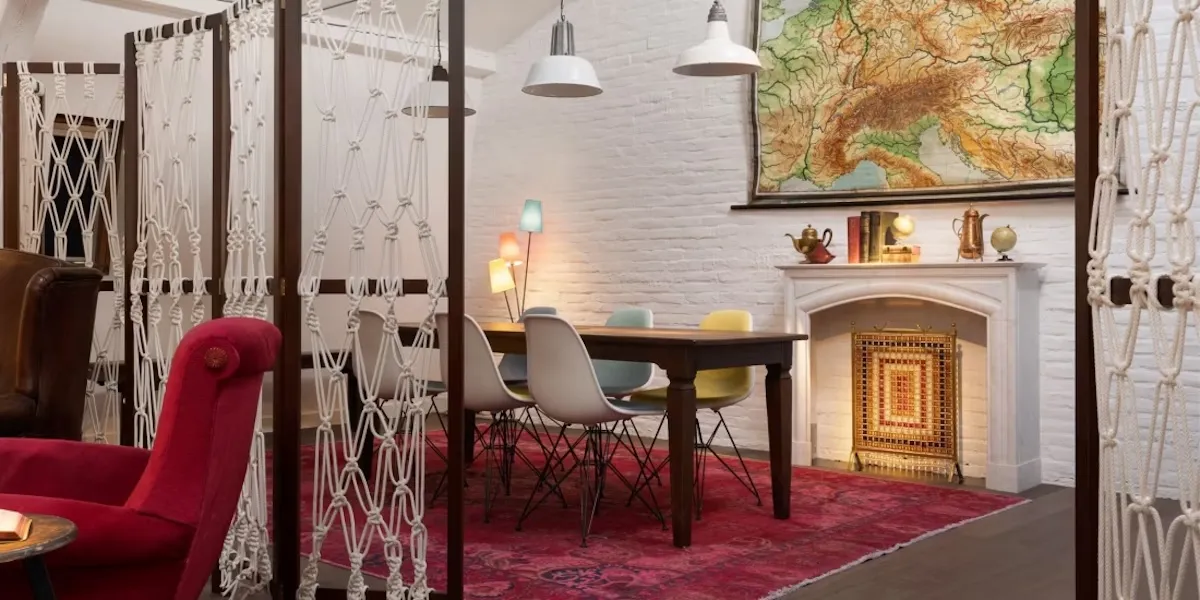 Cenevre'deki Ruby Claire Hotel & Bar'ın modern lounge ve ortak alanından bir görünüm