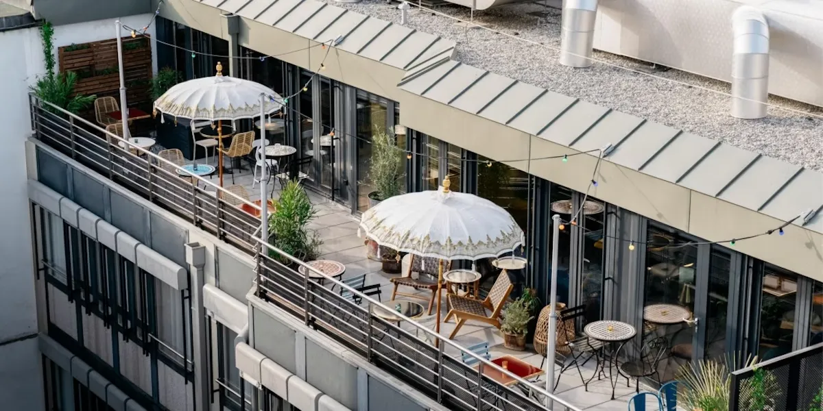 Cenevre gezilecek yerler rotasında merkezi konumuyla öne çıkan Ruby Claire Hotel & Bar'ın çatı terası