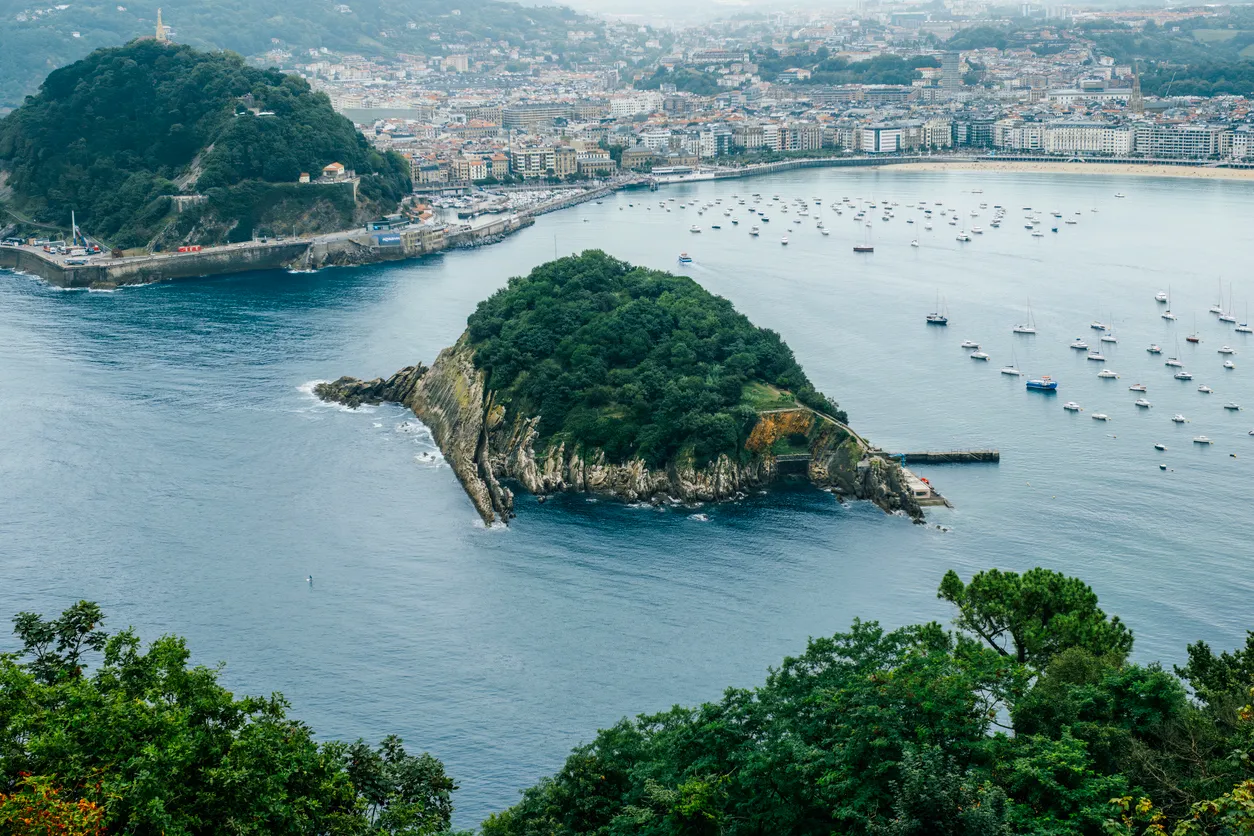 San Sebastian şehrinin ikonik La Concha koyu, altın sarısı kumuyla uzanan plajı, etrafını saran yeşil tepeler ve denize paralel uzanan zarif şehir dokusuyla görsel bir şölen sunarak huzurlu bir kaçamak vaat ediyor.