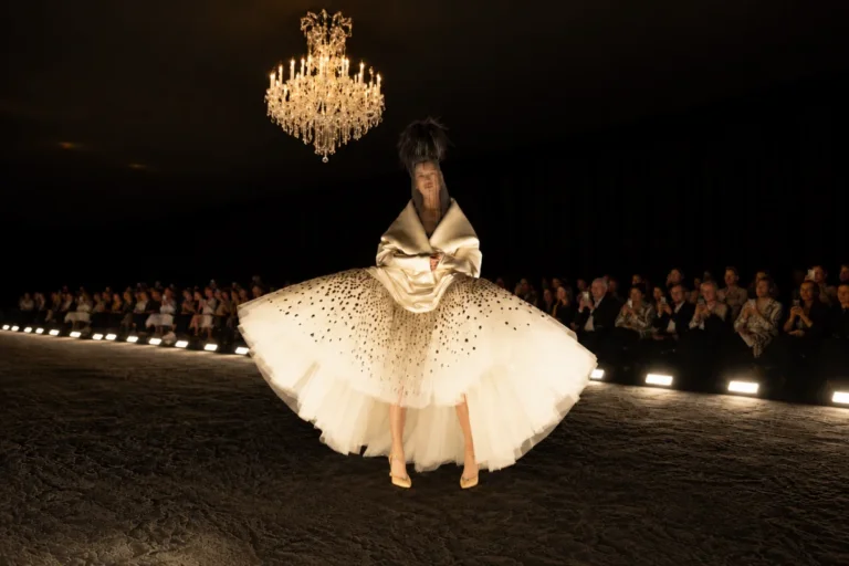 Son Günler Yaklaşırken: V&A’deki Büyüleyici Schiaparelli Sergisine Yolculuk Rehberi