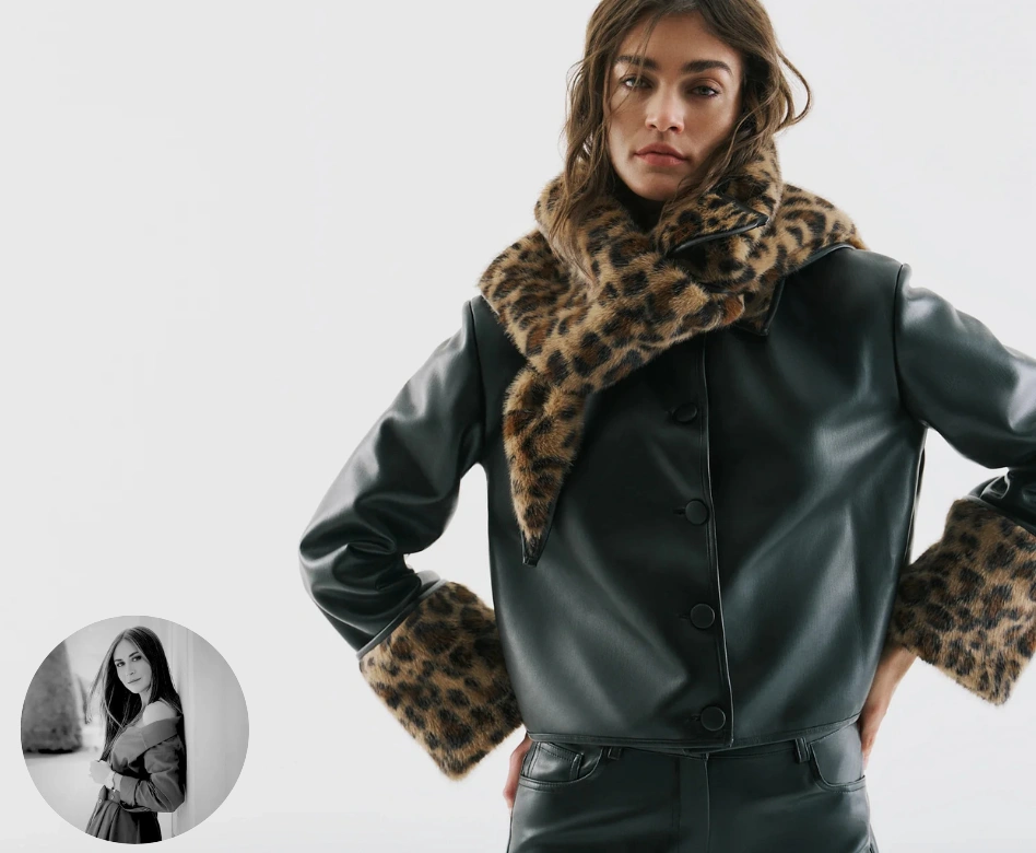 Bir model, Selma Çilek'in stilini yansıtan, koyu yeşil suni deri ceketi ve pantolonuyla, leopar desenli suni kürk atkısı ve manşet detaylarıyla şık bir poz veriyor; sol altta Selma Çilek'in küçük gri tonlu bir portresi görülüyor.