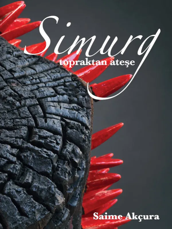 Saime Akçura'nın Simurg adlı etkileyici tablosu, uzun, dalgalı kuyruk tüyleri ve parlak, canlı renkleriyle bir efsanevi kuşu gökyüzünde süzülürken betimliyor, mistik atmosferi ve dönüşüm temasını modern sanat yorumuyla harmanlıyor.