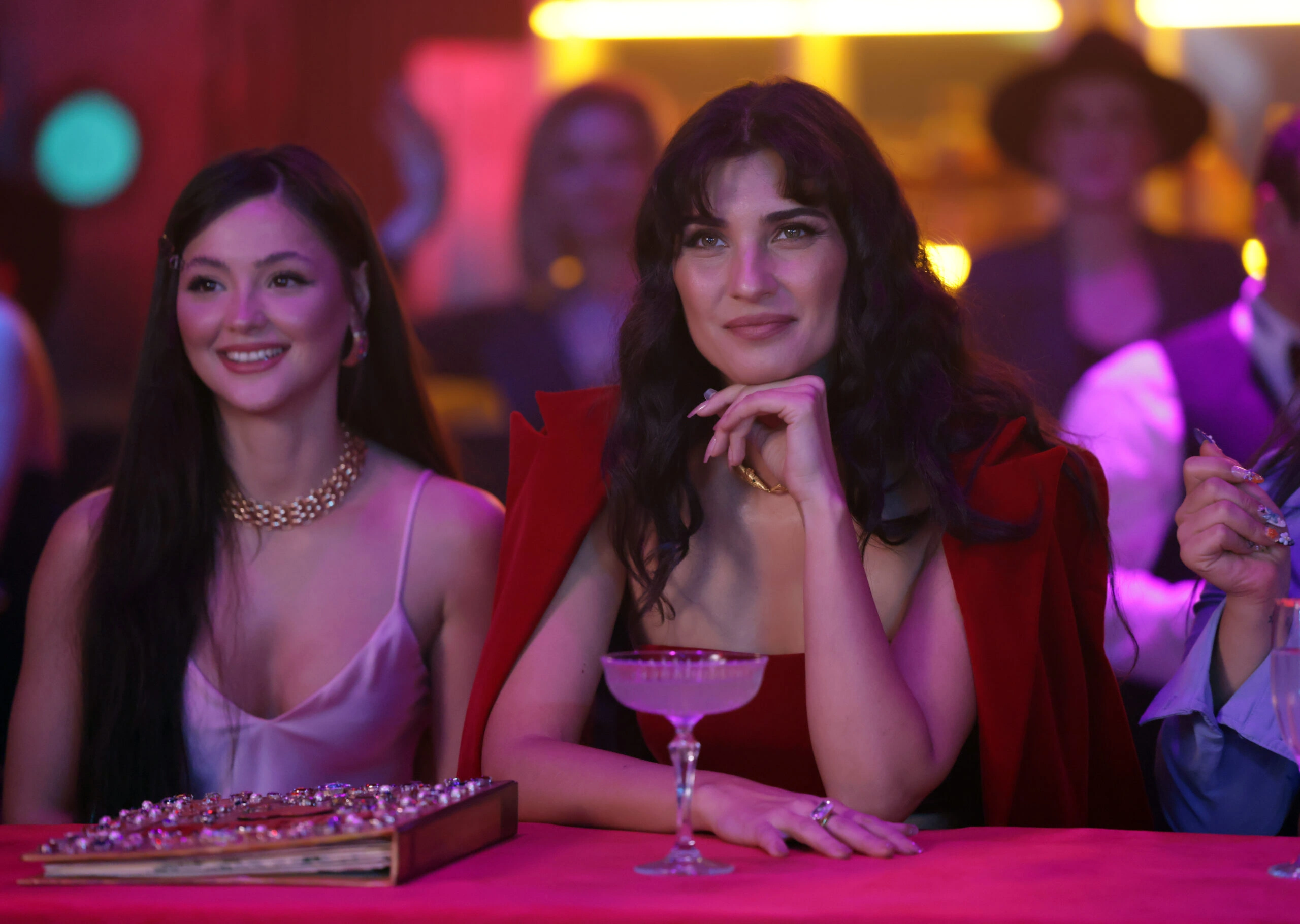 Film eleştirisi yazısının girişindeki bu kapak görseli, Örümcek-Adam: Yepyeni Bir Gün filminde genç süper kahraman Peter Parker'ın örümcek DNA'sının insan DNA'sını ele geçirmesiyle ortaya çıkan biyolojik anormallikle mücadelesini ve kimlik arayışının getirdiği derin yalnızlığı güçlü bir şekilde yansıtıyor.