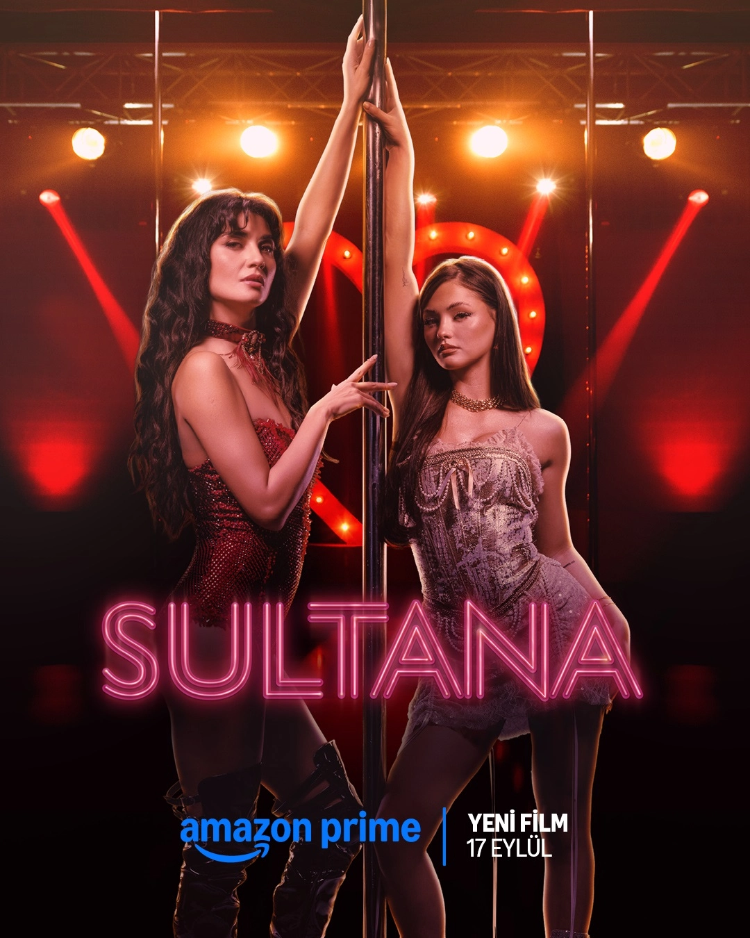 SULTANA başlığına sahip epik bir film veya dizi afişinde, koyu renkli, işlemeli kıyafetler giymiş, kararlı ve dramatik bir yüz ifadesine sahip, başındaki taç benzeri süslemelerle dikkat çeken, güçlü bir kadın figürü karanlık ve mistik bir arka plan önünde duruyor.