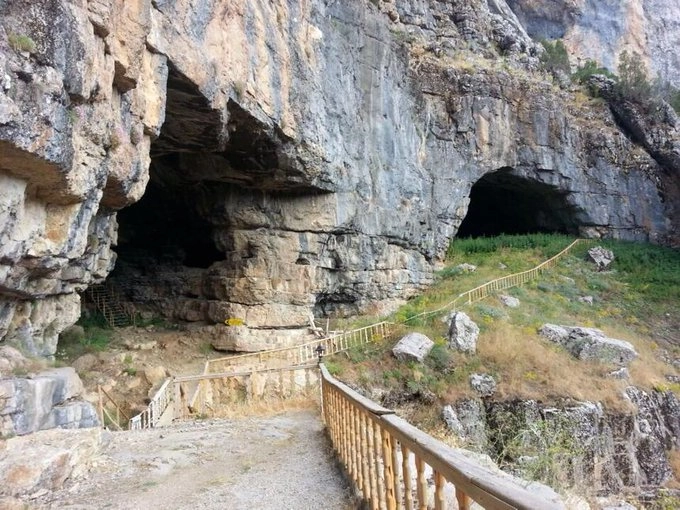 Tinaztepe Mağaraları, sarp kayalık dağ yamacına oyulmuş iki büyük mağara girişi ve ziyaretçiler için ahşap korkuluklarla çevrili kıvrımlı bir patika ile çevresindeki yeşil bitki örtüsüyle birlikte etkileyici bir doğal manzara sunuyor.