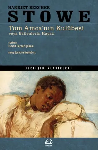 Tom Amca'nın Kulübesi adlı klasik romanın kapağında, sade ve eski görünümlü ahşap bir kulübenin önünde, dönemin kıyafetleri içindeki yaşlı bir adam figürü olan Tom Amca ve genç bir kadın, köleliğin acı dolu dönemini ve karakterlerin ruh halini yansıtan derin bir ifadeyle betimlenmiş.