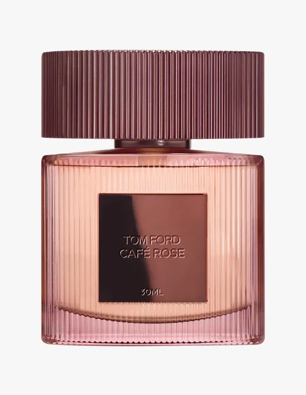 Dikey çizgili şeffaf pembe camdan yapılmış şık Tom Ford Café Rose parfüm şişesi, ürün adının ve 30 ml hacminin belirtildiği koyu renkli bir etikete ve aynı dokuya sahip metalik pembe-kahve tonlarında oluklu bir kapağa sahiptir.
