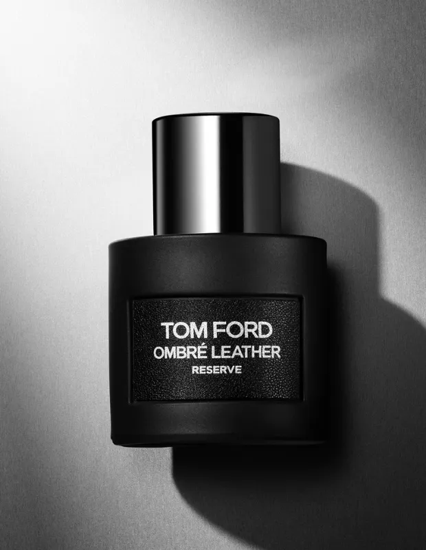 Tom Ford markasının estetiğini ve lüks dünyasını çağrıştıran, köşeli ve minimalist hatlara sahip, koyu renkli cam şişesi üzerinde markanın ikonik adının zarifçe işlendiği bir parfüm.
