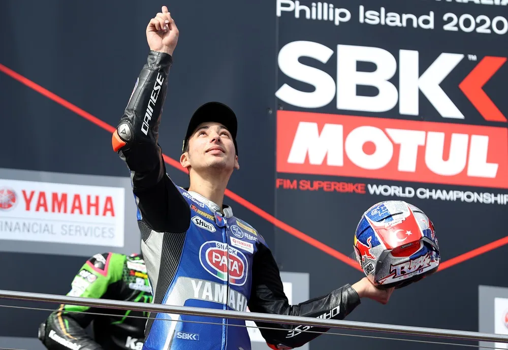Dünya Superbike Şampiyonu Toprak Razgatlıoğlu ile efsanevi motosiklet ustası babası Arif Razgatlıoğlu'nun, motor sporları dünyasındaki güçlü bağlarını ve birbirlerine verdikleri desteği yansıtan sıcak bir karede, ikili samimi bir gülümsemeyle yan yana duruyor.