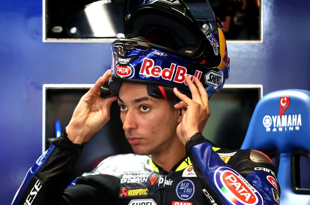 Toprak Razgatlıoğlu, yarış tulumu ve kaskıyla virajda hızla ilerlerken, motosiklet üzerindeki ustalığını sergileyerek 2026'da beklenen MotoGP kariyerine doğru güçlü bir adım attığını gösteriyor.