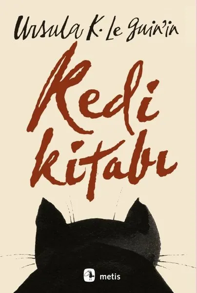 Ursula K. Le Guin'in kedi kitabı kapağında, yazarın hayal gücünü yansıtan, dikkatli bakışlı bir kedi figürü ve arka planda hafifçe görünen, okuma atmosferini güçlendiren detaylar yer alıyor.