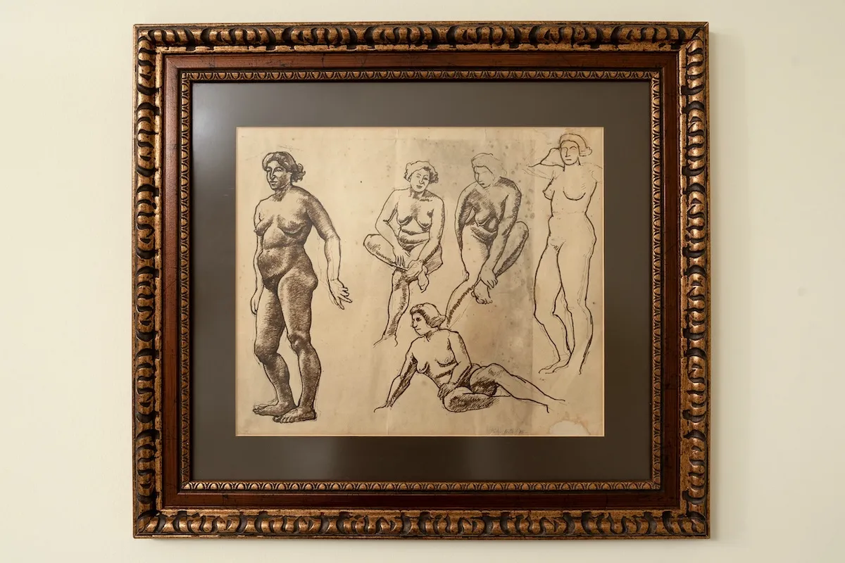 Terakki Vakfı Sanat Koleksiyonu'nda yer alan, Sabri Berkel'in 1935 tarihli bu eserinde, eskimiş kahverengi bir kağıt üzerine farklı duruşlarda çizilmiş beş adet çıplak kadın figürü bulunan, oymalı ahşap bir çerçeve içindeki detaylı bir nü çizim görülüyor.