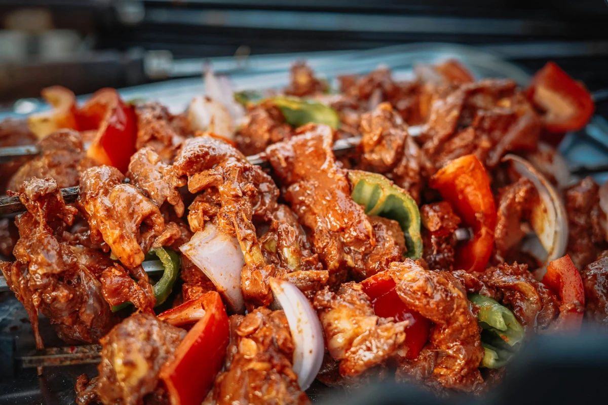 Bol yeşillik ve özel sos ile zenginleştirilmiş tabağında, iştah açıcı bir şekilde duran, ince kesilmiş ve kızarmış görünümdeki bu vegan seitan döner, bitkisel protein arayanlar için cazip ve doyurucu bir alternatif sunuyor.