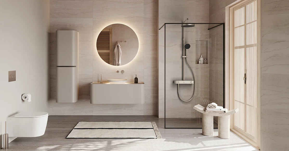 Açık renkli bir klozetin, oluklu dokuya sahip antrasit bir banyo dolabının ve koyu tonda bir duvar panelinin aydınlık duvar ve zeminle birleştiği modern banyoda, farklı ton ve yüzeylerin akıllıca kullanıldığı Mix & Match yaklaşımıyla yaratılan dengeli bir renk uyumu gözlemleniyor.