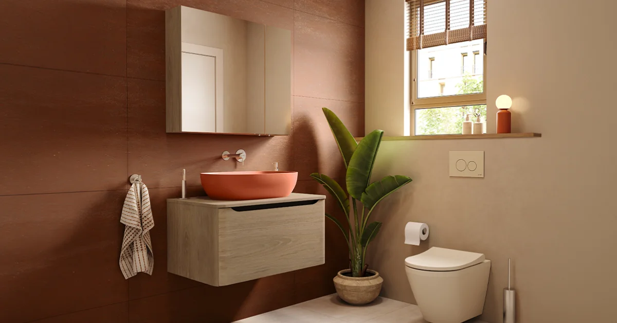 Modern bir banyoda, açık renkli ahşap görünümlü çift lavabo dolabı ve beyaz lavabolar ile uyumlu, koyu renkli metal armatürler ve çerçeveli yuvarlak aynaların şık kontrastı, duvar ve zemin gibi farklı dokulu yüzeylerle birleşerek banyoda renk uyumu sağlayan Mix & Match yaklaşımını görselleştiriyor.