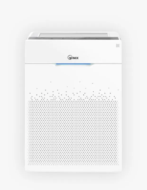 Beyaz renkli, modern tasarımlı Winix Zero Pro hava temizleme cihazı, ön yüzünde hava girişi için alt kısımdan yukarı doğru incelen noktalı bir desen ve Winix logosunun altında parlak mavi bir ışık göstergesiyle dikkat çekiyor, iç mekan hava kalitesini iyileştirmeye hazır.