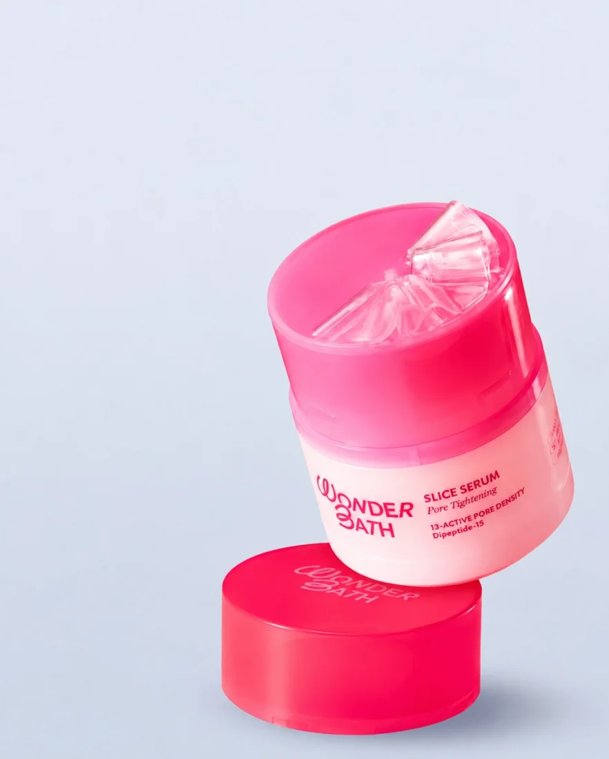 Wonder Bath Slice Serum ürününün açık mor silindirik ambalajı, taze kesilmiş, yarı şeffaf bir hydrojel dilimini hazne dışına doğru çıkararak benzersiz bir dilimleme ve dozlama yeniliğini gözler önüne seriyor.