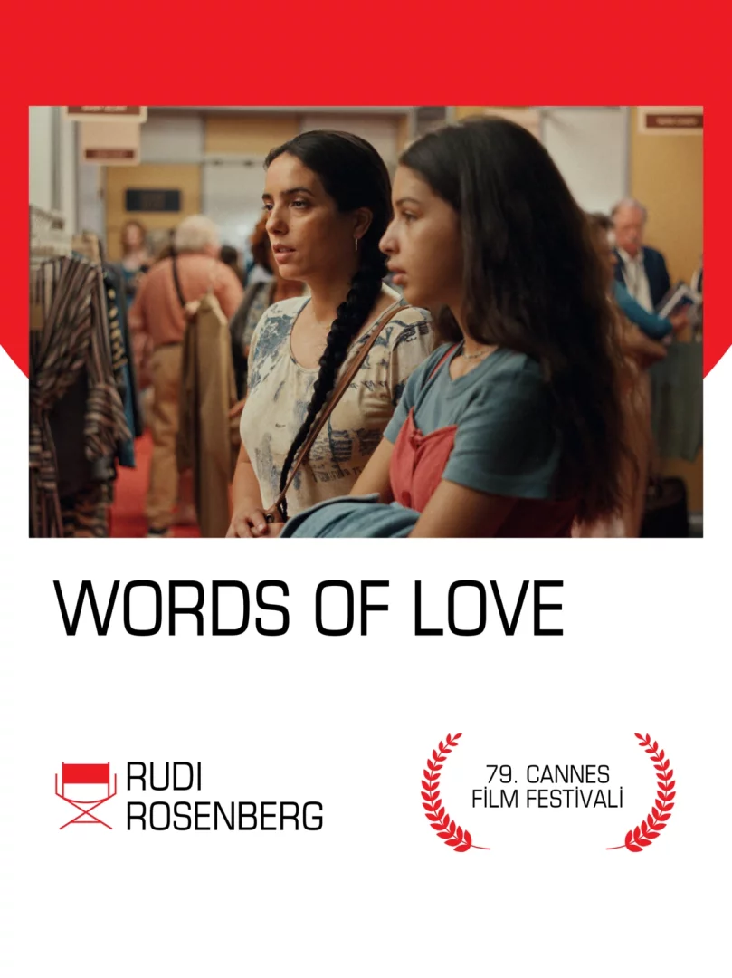 Örgülü saçlı ve desenli tişörtlü bir kadın ile uzun saçlı genç bir kızın kalabalık bir iç mekanda dikkatle sola baktığı görüntüde, 79. Cannes Film Festivali'nde yer alan Rudi Rosenberg'in Sevgi Sözcükleri adlı filminin tanıtım kartı görülüyor.