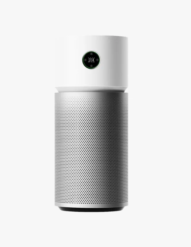 Dikey konumlandırılmış, üst kısmı beyaz ve pürüzsüz, alt kısmı ise hava akışını sağlayan mikro delikli gümüş renkli silindirik ızgaralı bir Xiaomi akıllı hava temizleyici, ön yüzündeki yeşil ışıklı dijital ekranında ortamdaki partikül madde oranını 014 olarak gösteriyor.