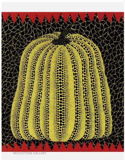 Yayoi Kusama'nın özgün tarzını yansıtan bu sanat eserinde, sarı ve siyah puantiyelerle kaplı büyük bir kabak, siyah zemin üzerindeki soyut sarı desenler ve kırmızı, noktalı, zikzak kenarlı çerçeveler arasında canlı bir kontrast oluşturarak dikkat çekiyor.