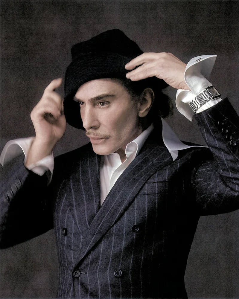Model, John Galliano'nun cesur ve teatral estetiğinden ilham alan, Zara'nın güncel koleksiyonundan, katmanlı detaylara ve sofistike silüete sahip iddialı bir kıyafeti sergilerken objektife poz veriyor; bu görsel, yüksek modanın izlerini taşıyan erişilebilir tasarımların nasıl sunulduğunu vurguluyor.