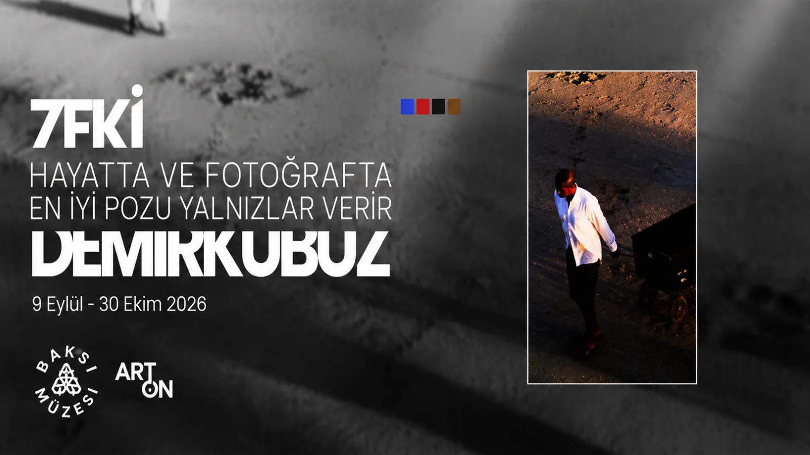 Yönetmen Zeki Demirkubuz, aydınlık bir sergi alanında, duvarlarda asılı soyut sanat eserlerinin önünde, ellerini kavuşturmuş ve düşünceli bir ifadeyle sanatın farklı disiplinlerinden güncel sergileri incelemekte, Türkiye'nin 2026 yılındaki kapsamlı sanat programını özetlemektedir.