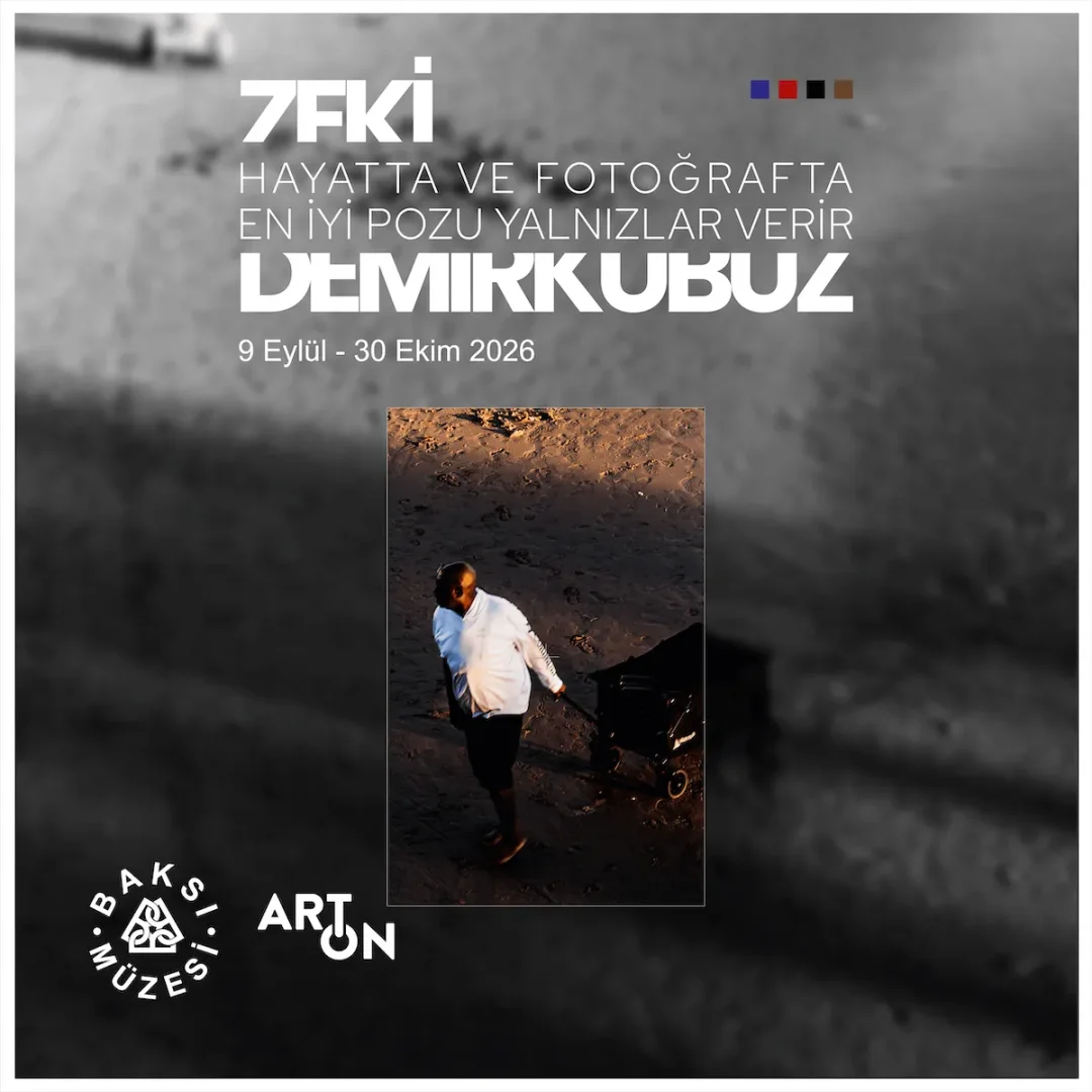 Zeki Demirkubuz'un Hayatta ve Fotoğrafta En İyi Poşu Yalnızlar Verir başlıklı sergisinin afişi, güneşli bir sahilde el arabası çeken bir kişiyi gösteren renkli fotoğrafı, 9 Eylül - 30 Ekim 2026 tarihleri ve Baksı Müzesi ile ArtOn logolarıyla dikkat çeken, çağdaş ve sade bir tasarıma sahip.
