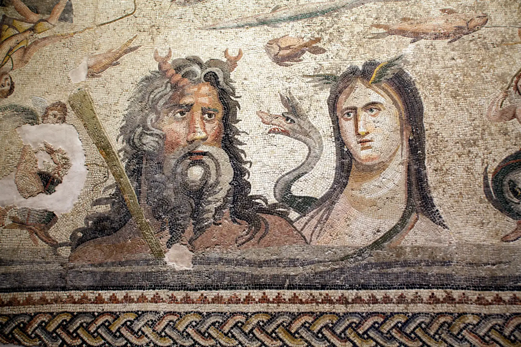 Gaziantep Zeugma Antik Kenti'nden Okenus ve Tethys'i betimleyen bu görkemli mozaik, güçlü renk birliktelikleri, mitolojik figürleri ve detaylı işçiliğiyle Anadolu'nun zengin kültürel hafızasını taştan kumaşa taşıyan, günümüz tasarımcıları için ilham verici görsel bir dünya sunuyor.