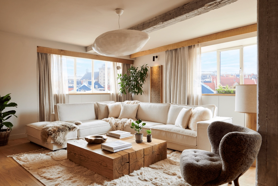 Kopenhag'daki 1 Hotel'in doğal ahşap ve yumuşak renk paletiyle dekore edilmiş, modern ve huzurlu bir atmosfere sahip geniş lobisi, misafirlerine sıcak ve davetkar bir karşılama sunarak şehrin dinamik ruhunu yansıtıyor.