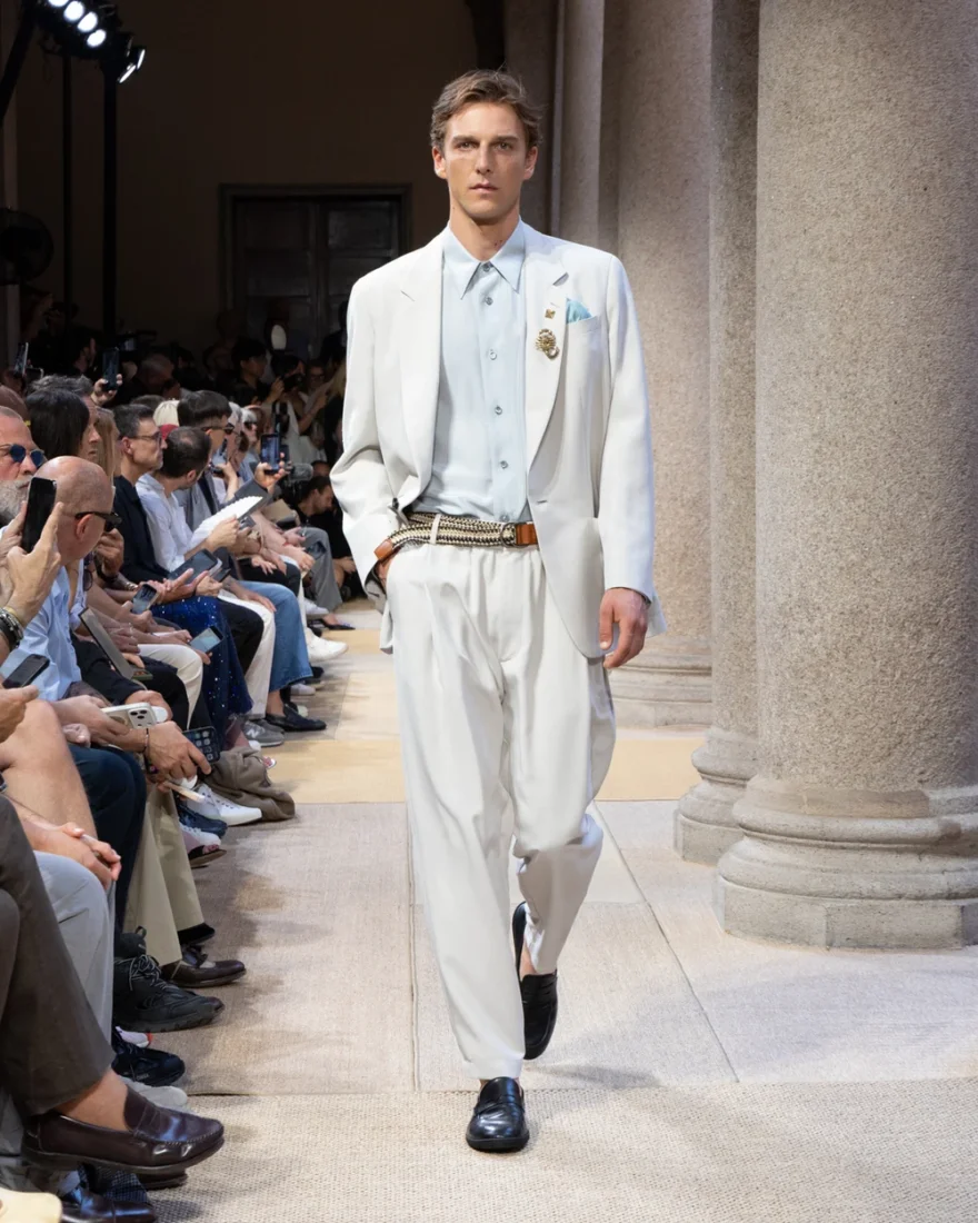 2027 Erkek Moda Haftası için belirlenen tarihler, New York, Londra, Milano ve Paris gibi dünya genelindeki önemli moda şehirlerinde düzenlenecek defileleri ve tasarımcı programlarını içeren ayrıntılı bir takvim görseli.