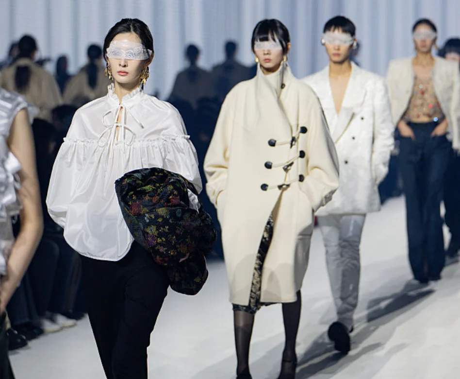 Podyumda yürüyen bir model, yenilikçi ve dikkat çekici bir tasarımla 2027 Seul Moda Haftası'nın modern estetiğini ve dinamik ruhunu yansıtırken, takvimdeki heyecan verici gelişmelerin habercisi oluyor.