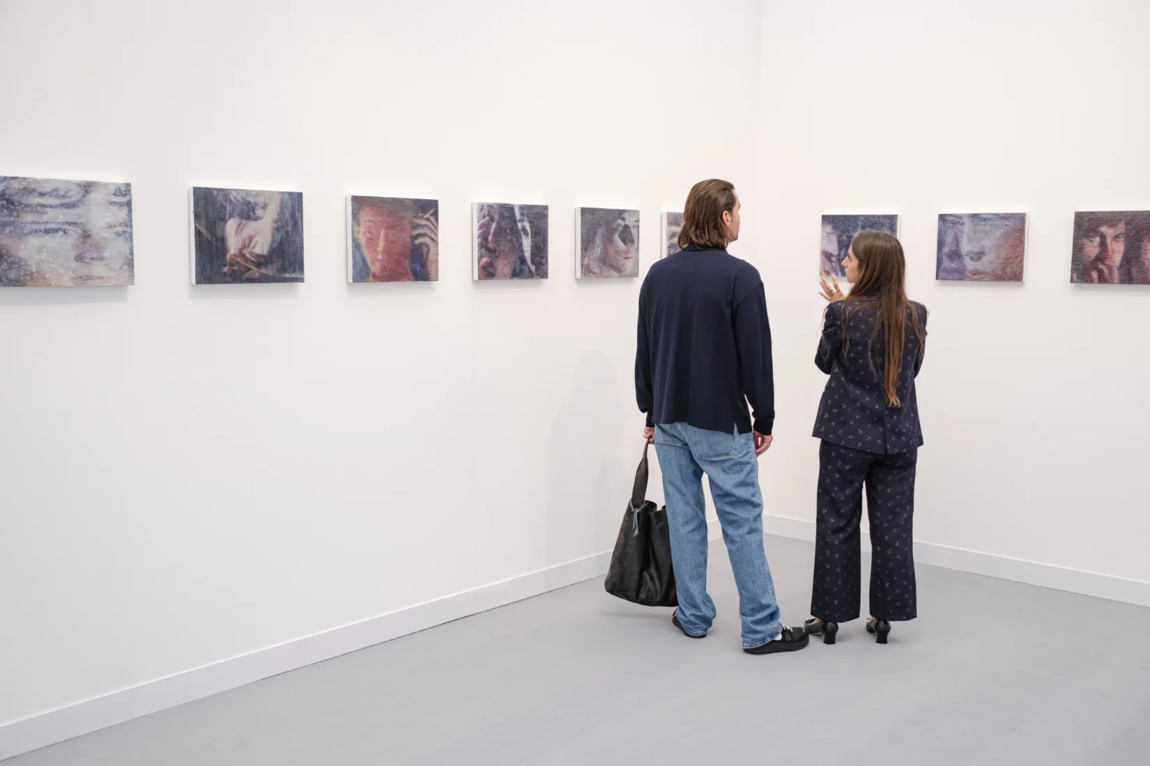 Louise Giovanelli'nin Artist-to-Artist bölümü için aday gösterdiği Paul Robas'ın, mürekkep, enkostik ve yağlı boyanın katmanlarını kullanarak hafızanın geçiciliğini ve yaşanmış anları işleyen küçük boyutlu, dokulu tablosu, fuarda sergileniyor.