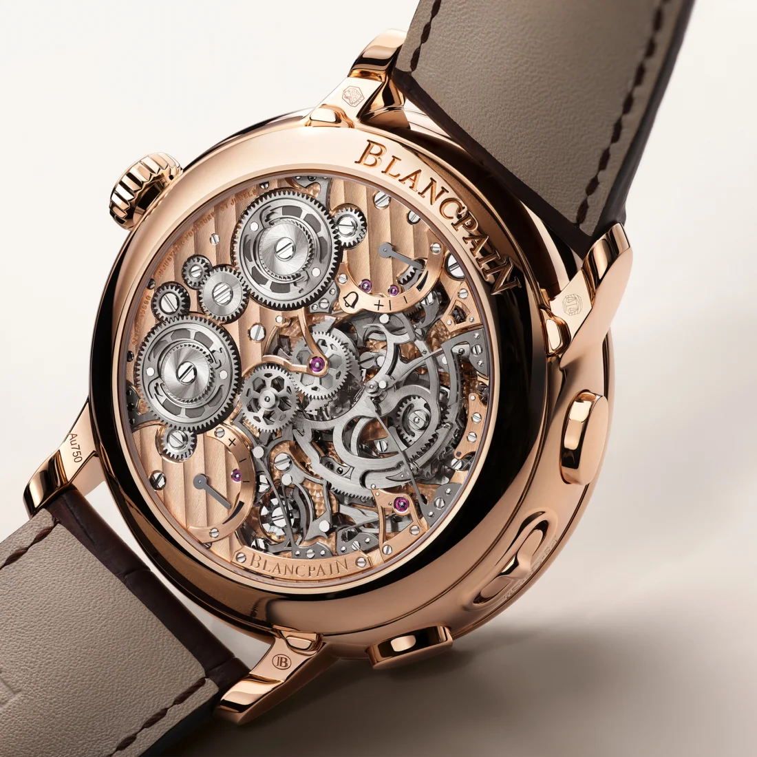 Blancpain Grande Double-sonnerie iskelet saatinin detaylı bir yakın çekimi; gül altın kasası, zarif mavi ibreleri, karmaşık açıkta duran mekanizması ve üstün saatçilik zanaatını sergileyen birçok komplikasyonuyla dikkat çekiyor.