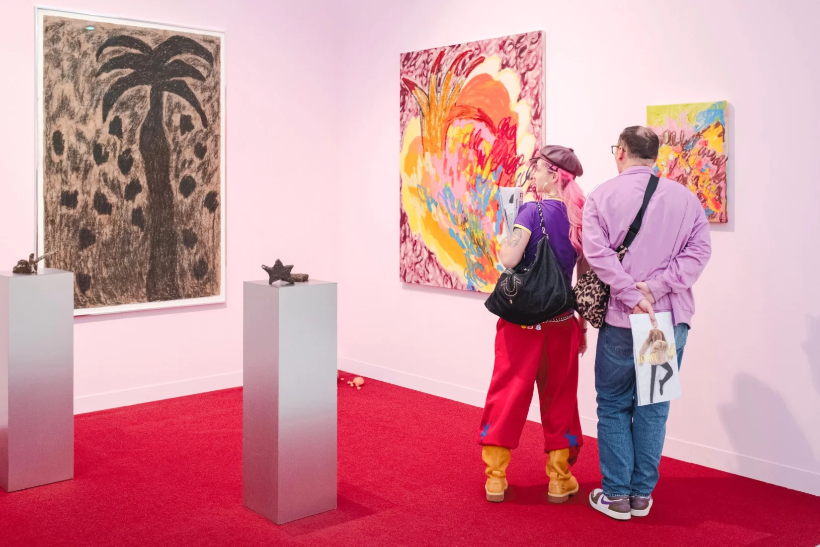 Bolanle Contemporary'nin Frieze London'daki standında sergilenen, sanatçı Eilen Itzel do Espírito Santo'nun Yoruba geleneği Ifá ve yaratım fikrinden ilham alan, canlı mavi, yeşil, sarı ve turuncu tonlarında girdap benzeri organik formların akıcı bir şekilde iç içe geçtiği soyut bir tablosu, sanatta yeni isimlerin görünürlüğünü destekleyen Artist-to-Artist bölümünün ruhunu yansıtıyor.