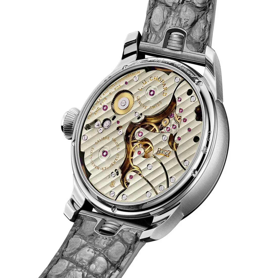 Chopard L.U.C Grand Strike iskelet saat, karmaşık iç mekanizmasını şeffaf kadranından gözler önüne sererek, gül altın kasası ve hassas işçiliğiyle lüks saatçiliğin zirvesini temsil ediyor.