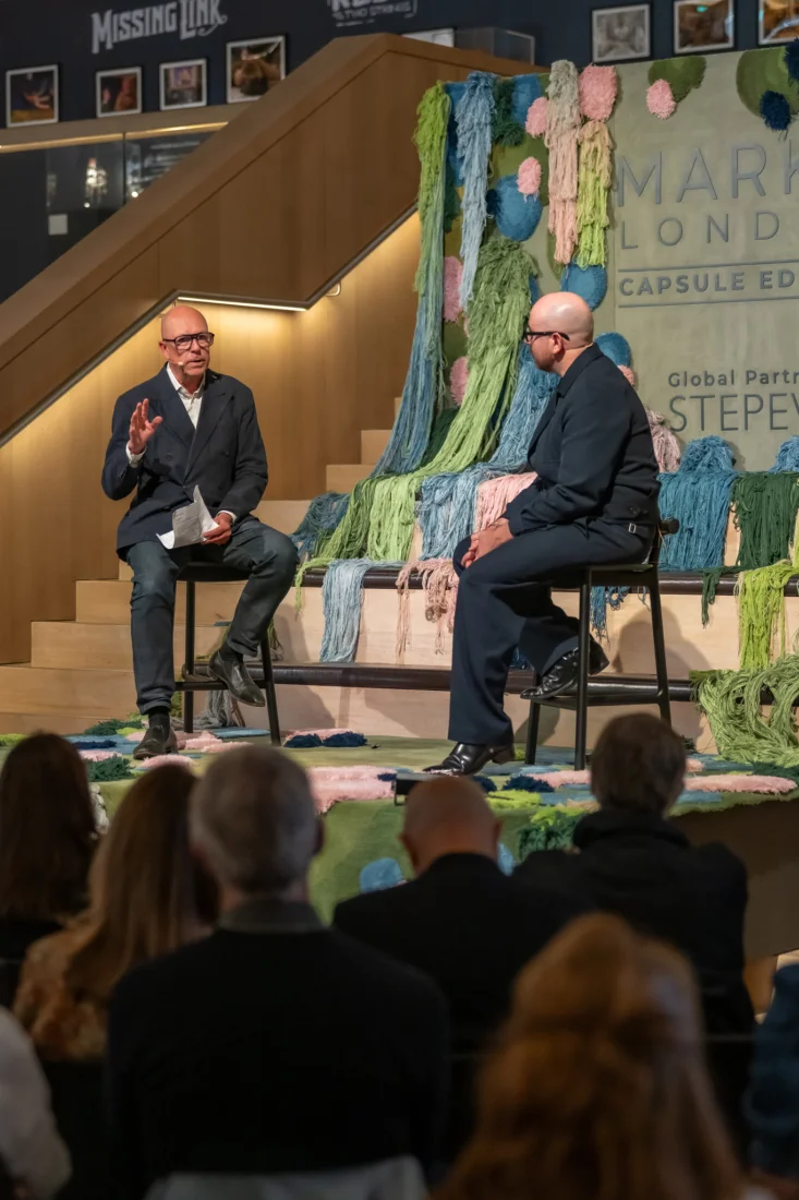 MARKA London konferansında, editör Dylan Jones ve iç mimar Shayne Brady masada oturmuş, etkinliğin tasarım ve gastronomi gibi ana eksenleri üzerine ilham veren fikirleri paylaşarak samimi bir sohbet gerçekleştirirken görülüyor.