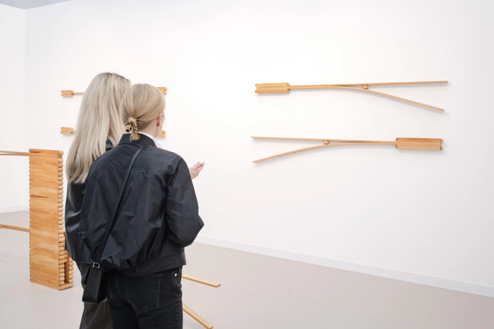 Frieze London'daki Goodman Gallery standında sergilenen, sanatçı Yinka Shonibare'nin meslektaş seçim modeliyle aday gösterdiği Unathi Mkonto'nun kayın ağacından yapılmış, mimariden ilham alan, akıcı ve organik formlara sahip çağdaş heykelleri, sanat dünyasında yeni seslerin nasıl görünür olduğunu vurguluyor.