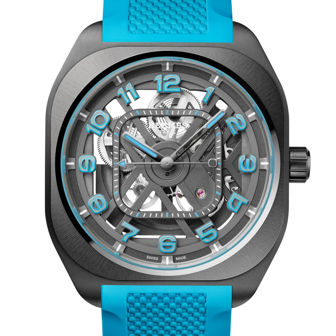 Hermes H08 iskelet saatinin koyu renkli kasası, şeffaf kadranından zarifçe görünen karmaşık mekanik iç aksamı ve modern tasarımı, bu özel modeli saat koleksiyoncuları için hem görsel bir şölen hem de mühendislik harikası olarak öne çıkarıyor.