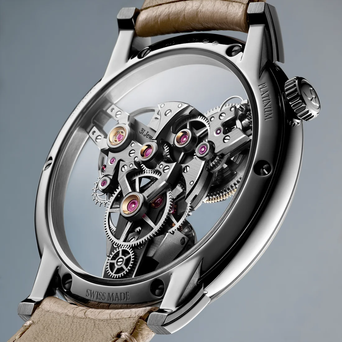 MB&F SP One Platinum iskelet saatinin dikkat çekici yakın çekimi, karmaşık dişlileri, yayları ve kusursuz mekanik detaylarını net bir şekilde göstererek, saatin mühendislik harikası ve sanatsal işçiliğini vurguluyor.