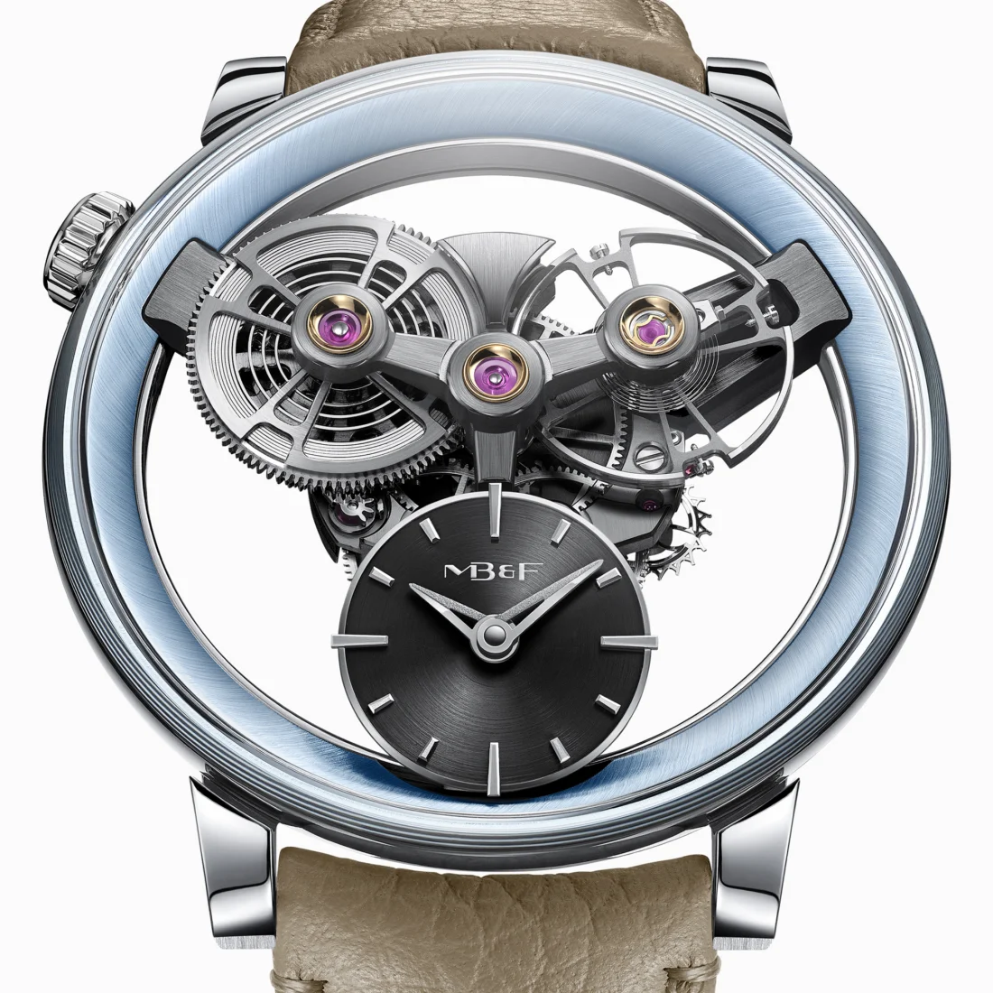 Yakın çekim bir karede sergilenen, MB&F SP One Platin iskelet saat, titizlikle işlenmiş kadranı ve iç mekanizmasının karmaşık detayları olan görünür dişliler ile yayları sayesinde saatçilik sanatının modern ve fütüristik bir yorumunu sunuyor.