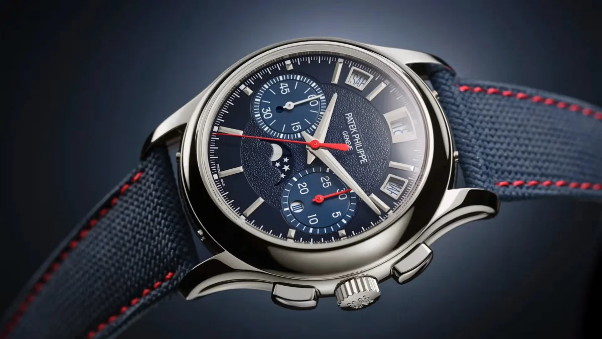Parlak platin kasaya, derin mavi güneş ışını desenli kadrana, üç kronograf alt kadranına ve koyu mavi timsah derisi kayışa sahip Patek Philippe Ref. 5978P-010 lüks erkek kol saati, şıklığı ve fonksiyonelliği bir araya getiriyor.
