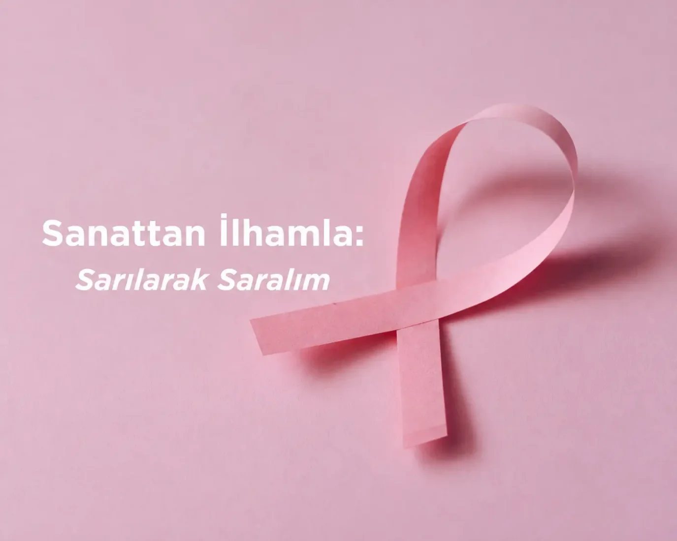 Sanatla ilham veren zarif pembe kurdele, yumuşak fırça darbeleri ve akışkan renk geçişleriyle adeta bir tablo gibi işlenmiş, meme kanseri farkındalığının gücünü ve umudu temsil eden dokunaklı bir sembol olarak öne çıkıyor.
