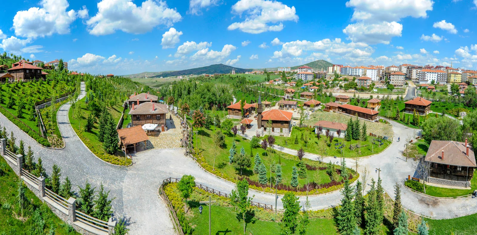 Altınköy Açık Hava Müzesi'nin huzurlu ortamında, yemyeşil ağaçların ve otantik ahşap evlerin çevrelediği geniş bir alanda, köy yaşamının dinginliğini yansıtan tarihi doku ziyaretçilere eşsiz bir deneyim sunuyor.